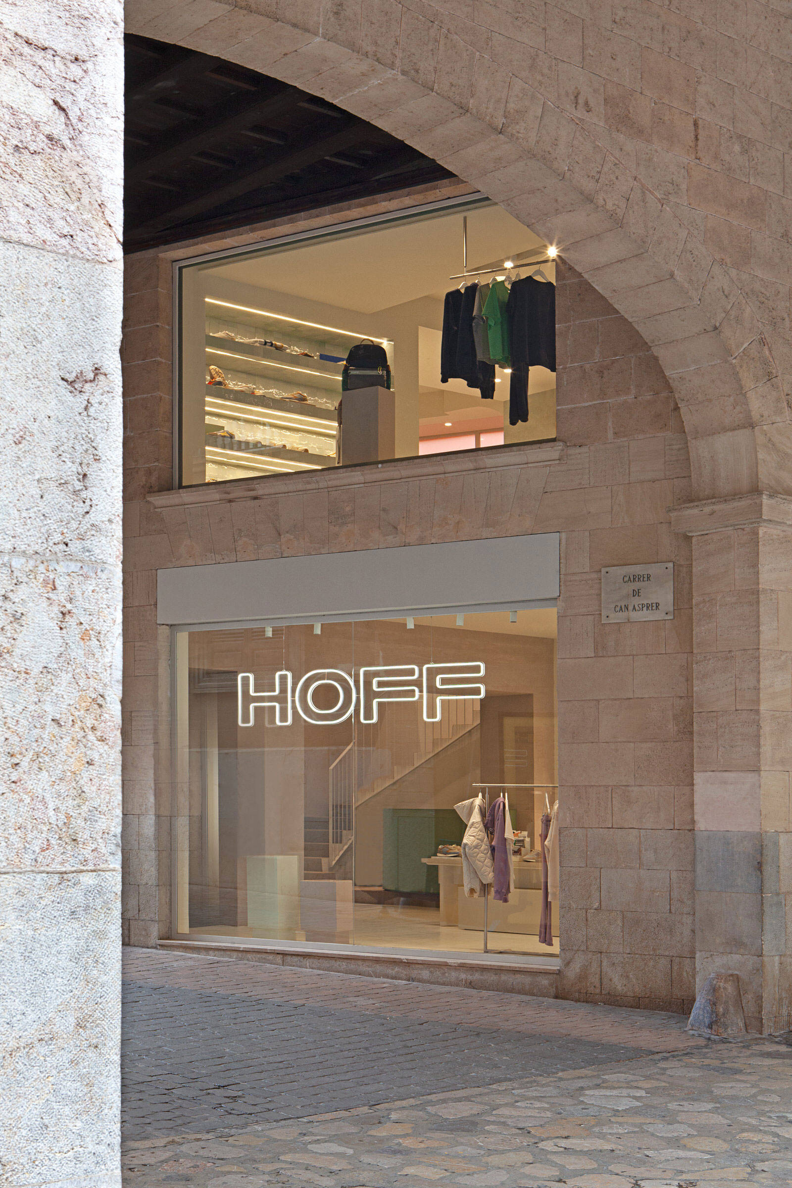 the street the store is distinguishable thanks to a sandstone