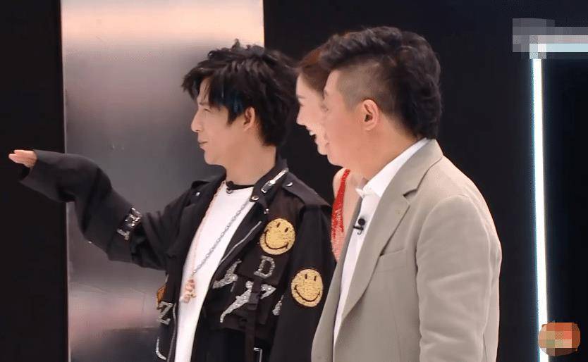 金晨走到候场区,大张伟去迎接,gai打招呼,唯独潘玮柏反应不同_明星