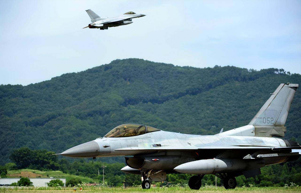 韩国战斗机坠毁撞上野山，飞行员跳伞逃生，同型机已经坠毁10架