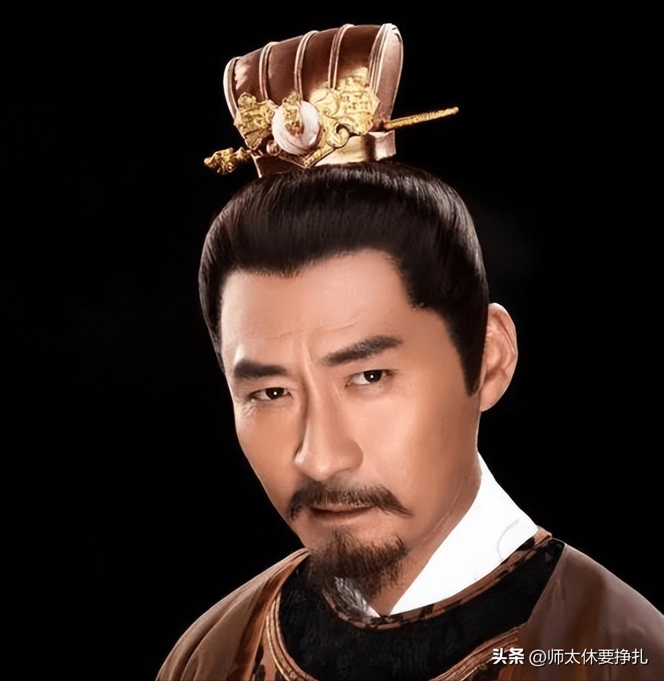 董子健在新版仙剑中饰演林天南,林月如的父亲,林天南表面强势,内心