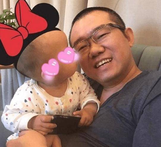 带你看看涂磊的豪宅:客厅摆满了小孩的玩具,装修简约又温馨_孩子_情感