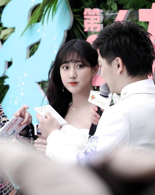 snh48两届花魁同台,鞠婧祎李艺彤黑白风格对比,谁是实力总统?