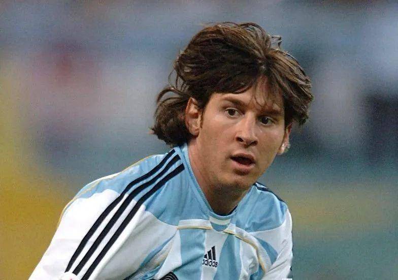 那一年,梅西19岁.他在小组赛中打进了自己的世界杯首球.