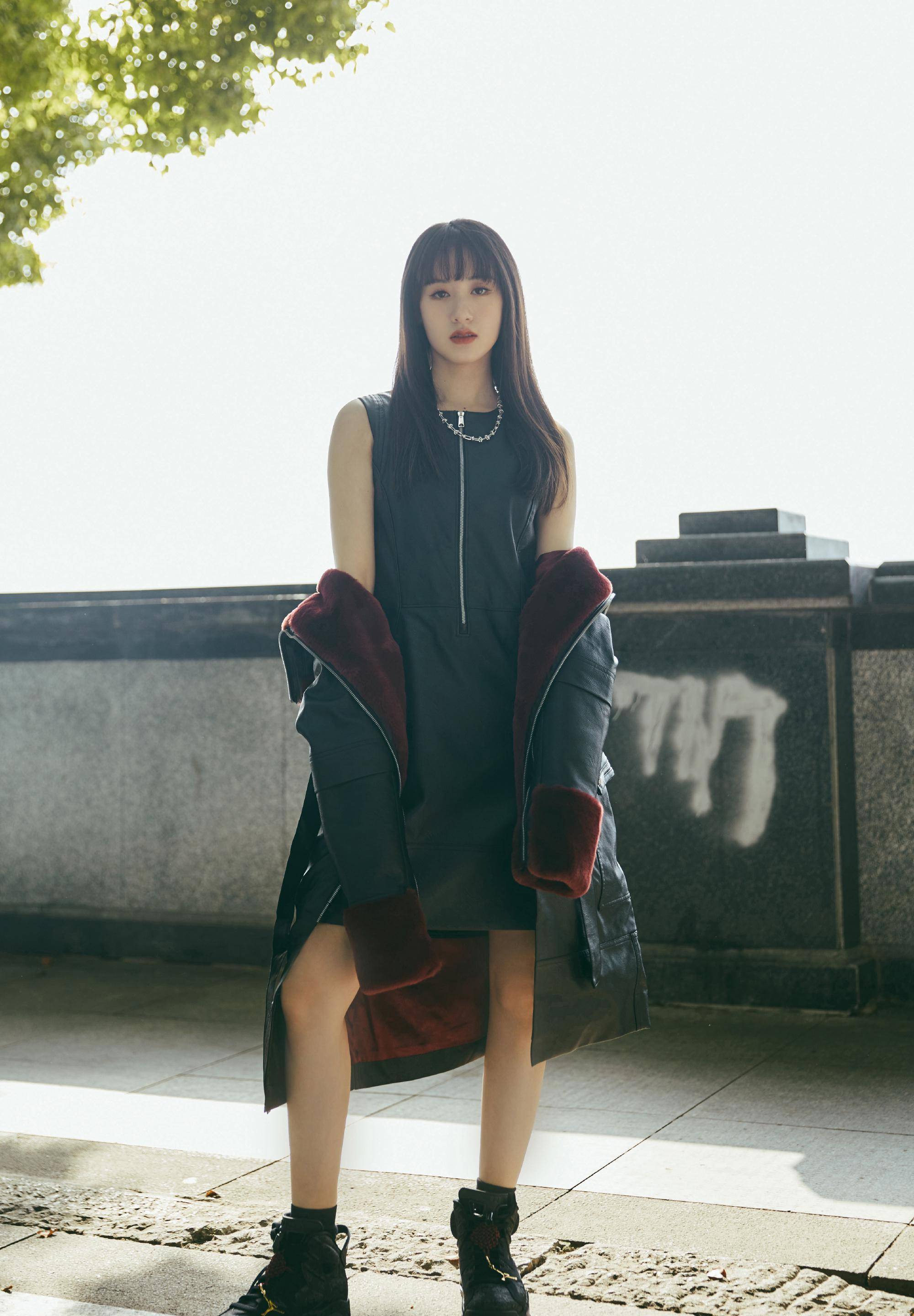 袁冰妍乖乖女走狂野风,黑色背心皮裙配黑色高帮运动鞋,又飒又美_风格