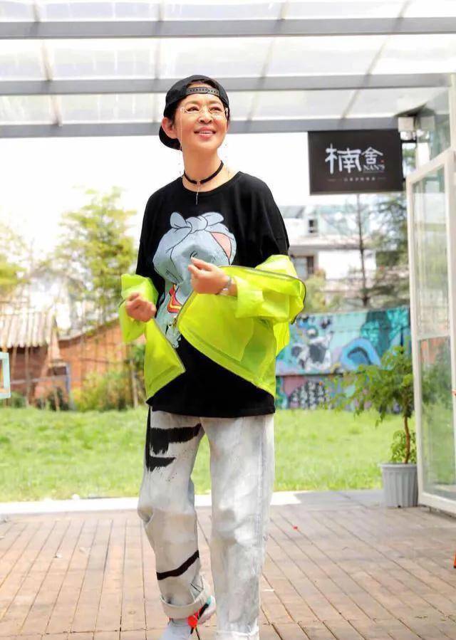 61岁倪萍2个月从150瘦到110,坦言减肥全靠自律_身材_网友_因为