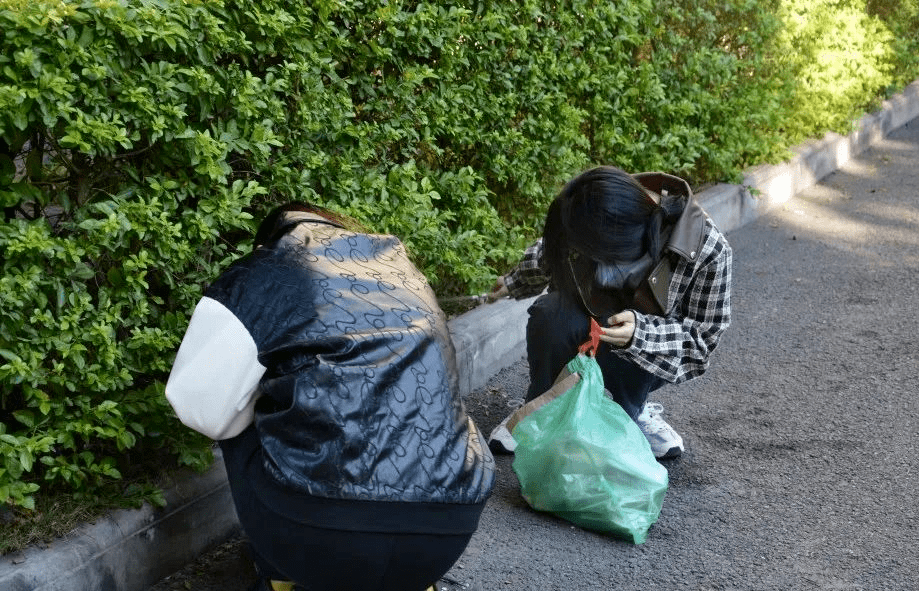 创文·现场|"清捡垃圾·创文明城"志愿服务活动走进五十四保障性住房