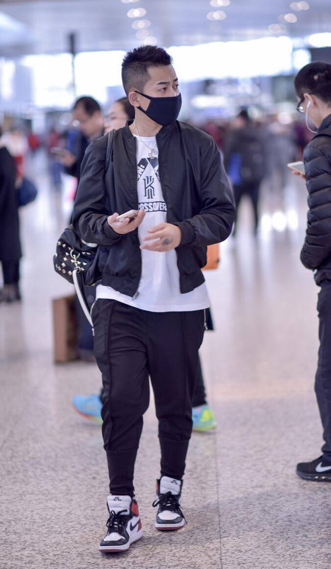 苏醒难得露次面,慵懒穿搭加寸头发型有点痞帅,就是看着有点冷_运动