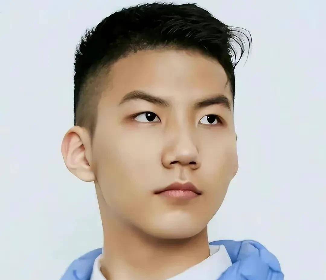演员李昕哲在剧中的第一场戏就和黄志忠老师演对手戏,虽然李明哲还是