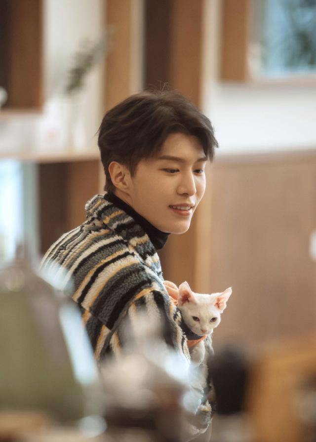 范丞丞依靠姐姐才有今日演艺圈地位?看完他的西装照所有人沉默了