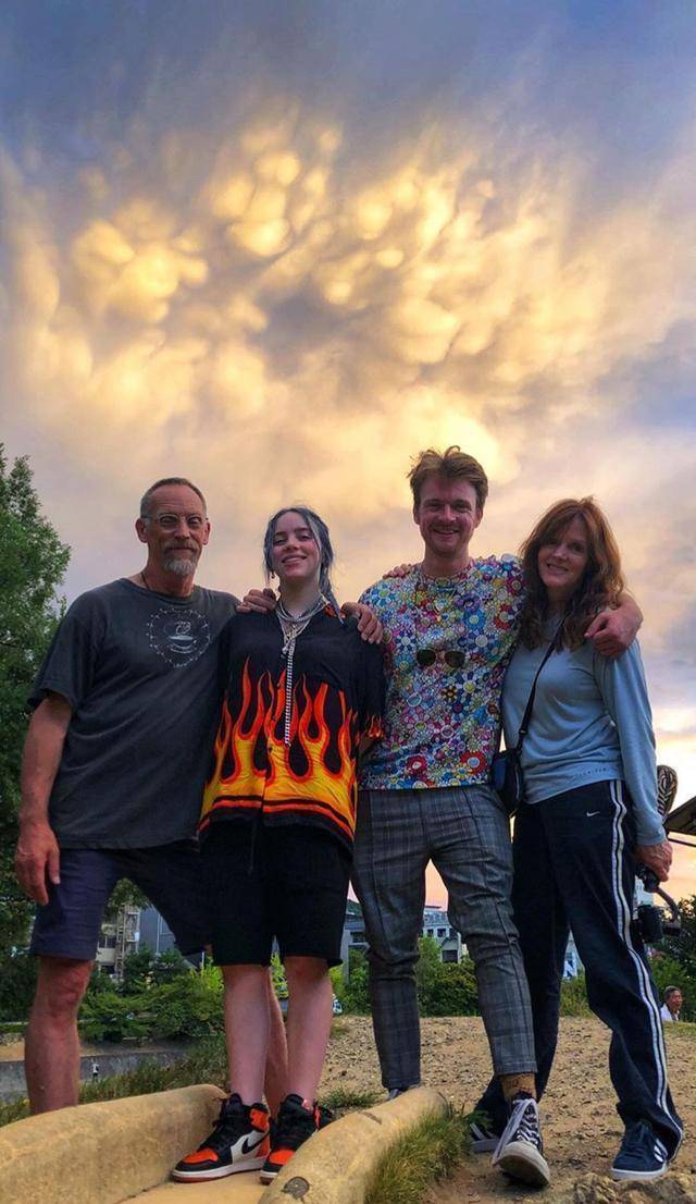 17岁歌手火遍全球,公告牌登顶最年轻00后,主要靠三个"怪招"_碧梨_bad