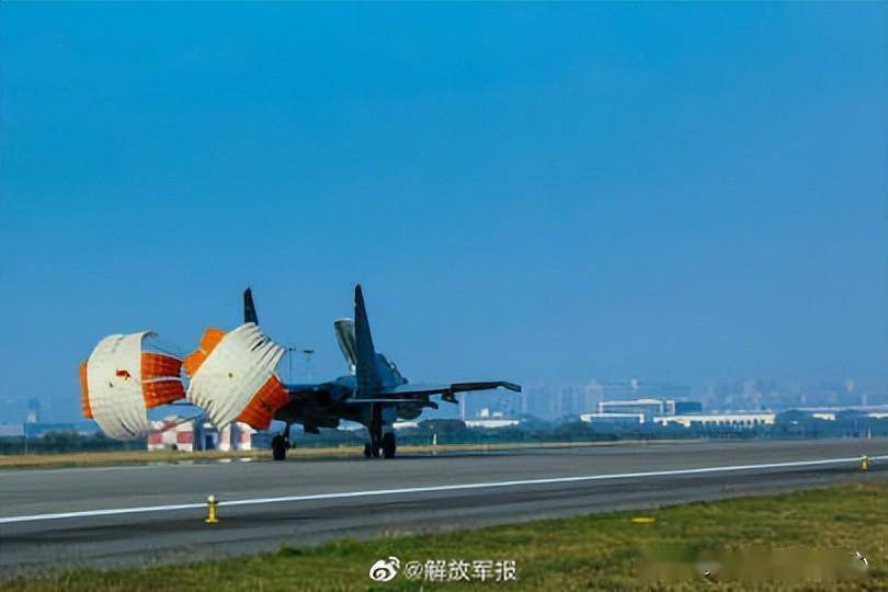 出击！东部战区空军航空兵某旅组织跨昼夜飞行训练