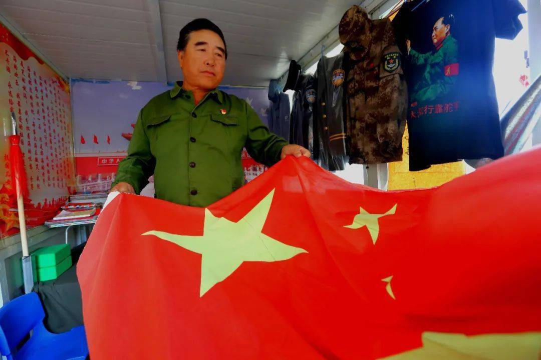 老吕家有个传统,每周升国旗,风雨不误,一坚持就是56年.