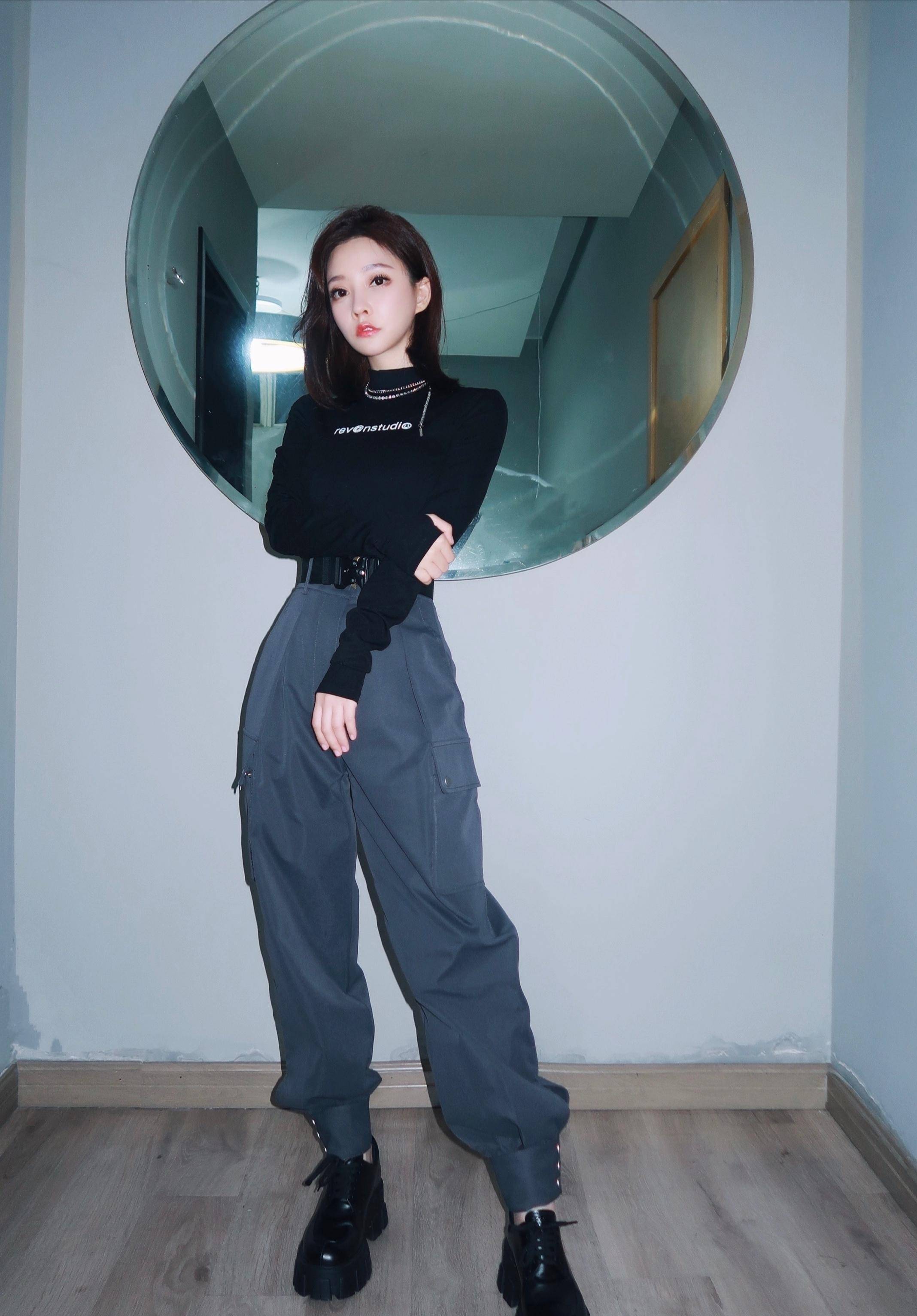 冯提莫就是靠自己的努力一点一点走向成功的,在最