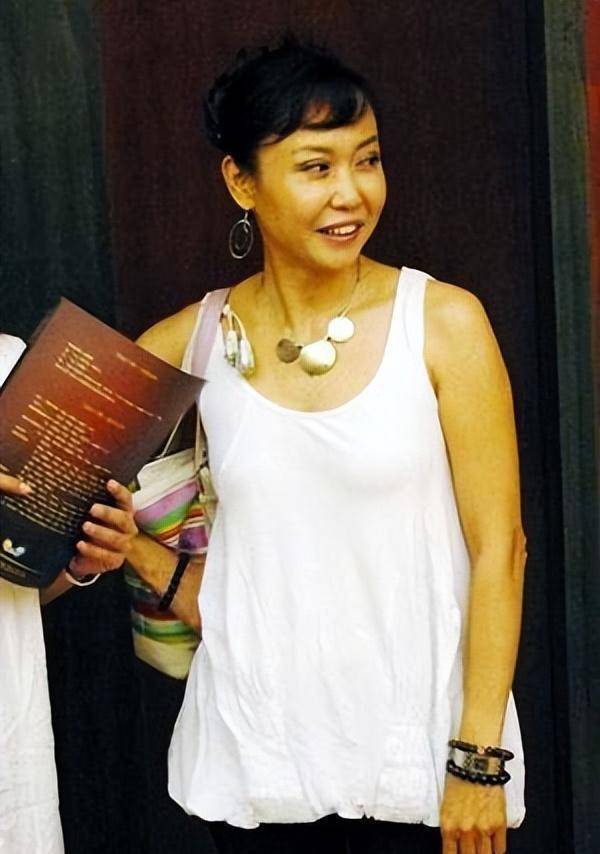 濮存昕老婆宛萍:和老公一起伺候婆婆,无怨无悔,女儿结婚反陪嫁_时候