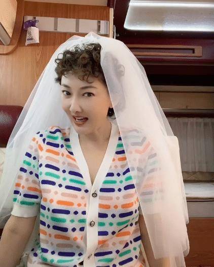 舞台女神牛莉整容大变样,脸部肿胀僵硬似发面馒头,鼻子像犀牛!
