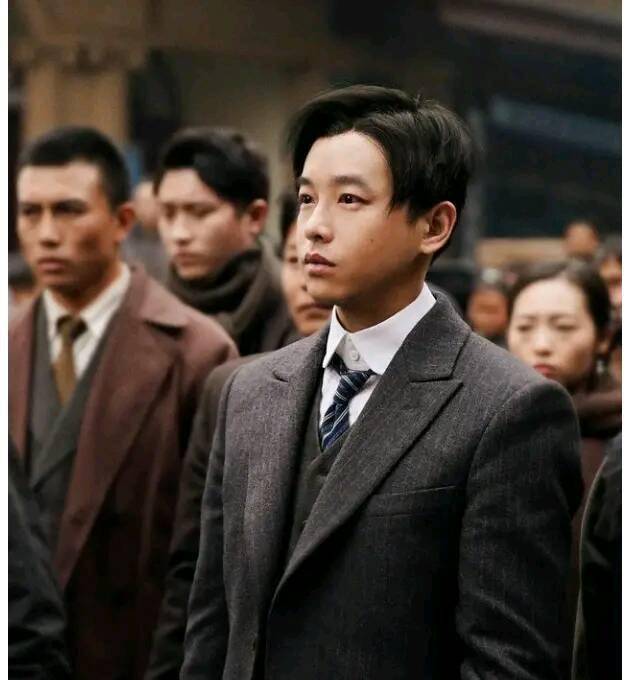 管虎《革命者》口碑炸裂,从选角到节奏太大胆,那句我相信太震撼