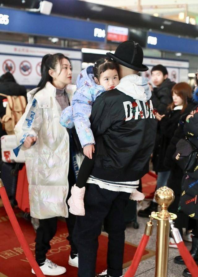 包贝尔一家三口出行,包文婧就算穿普通的棉服,都这么的好看_小个子