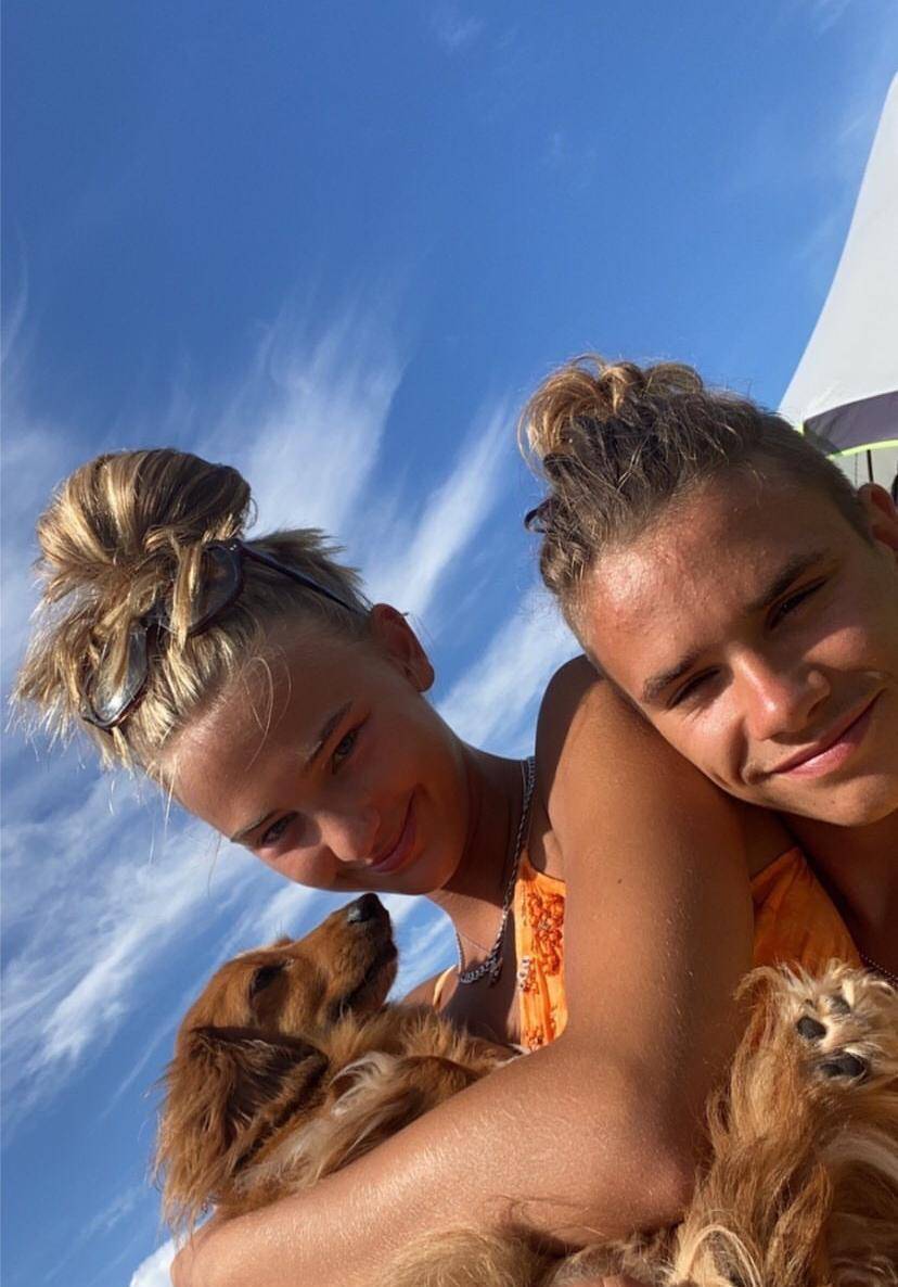 晒亲密合照秀恩爱,一家恋爱达人_罗密欧_米娅·里根_维多利亚