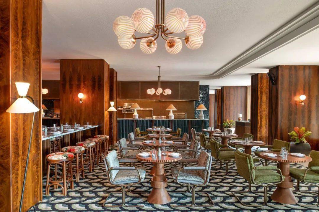 酒店的宴会厅绝对能满足你对英剧里皇室宴席的所有想象,上乘的胡桃木