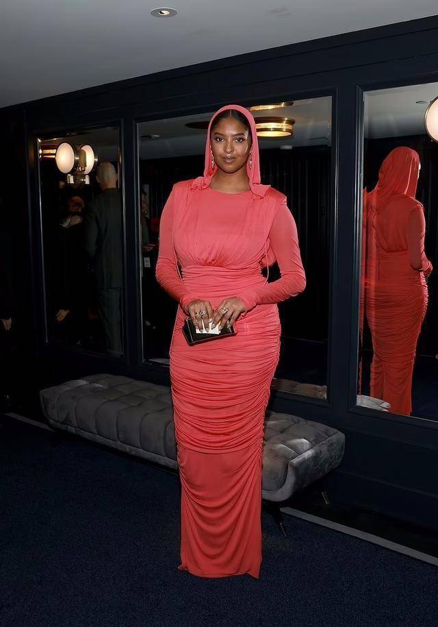 8米体重180多猫穿棕色裙子秀大长腿_娜塔莉亚_父亲_排球