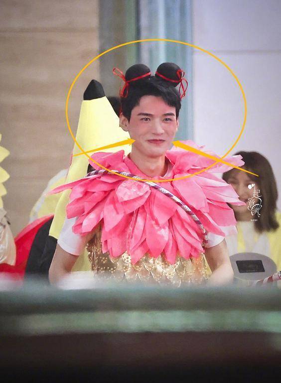 龚俊赚钱不易,穿背心扮哪吒,失去细致妆容的鼻子形状令人看傻了_眼睛