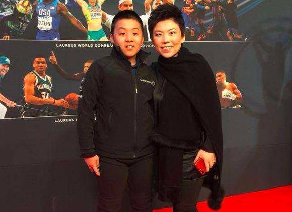 邓亚萍为爱子庆祝单打夺冠!