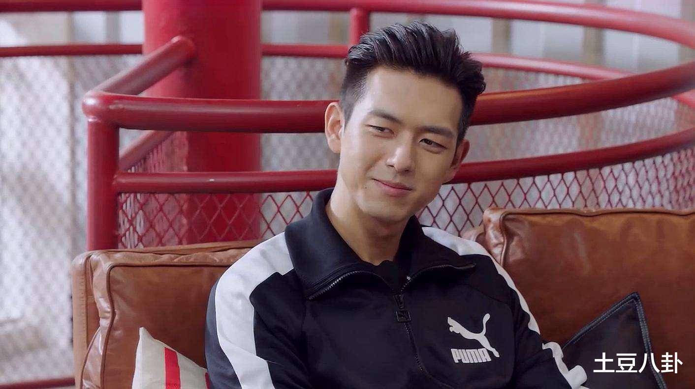 李现饰演的现实版韩商言结婚了,韦神和蜜蜂仔结婚照很般配,就是美颜开