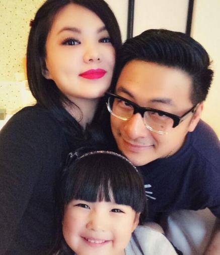 著名导演王岳因伦酒后失态道歉,老婆李湘没空搭理,女儿点赞深意重