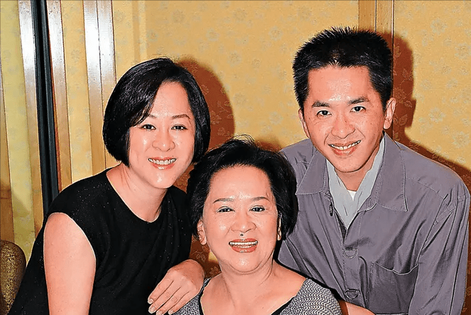 左拥右抱的邓兆尊,养3个女友不婚不育,如今55岁坐享齐人之美_母亲