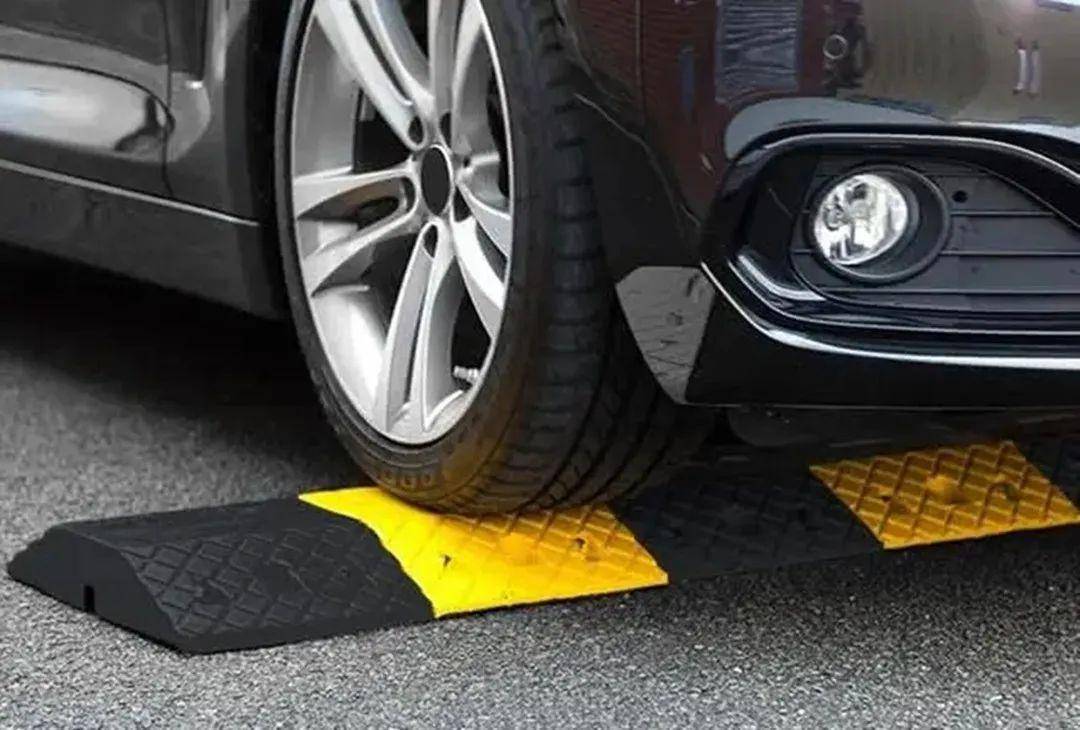 你还在这样过减速带吗?_搜狐汽车_搜狐网