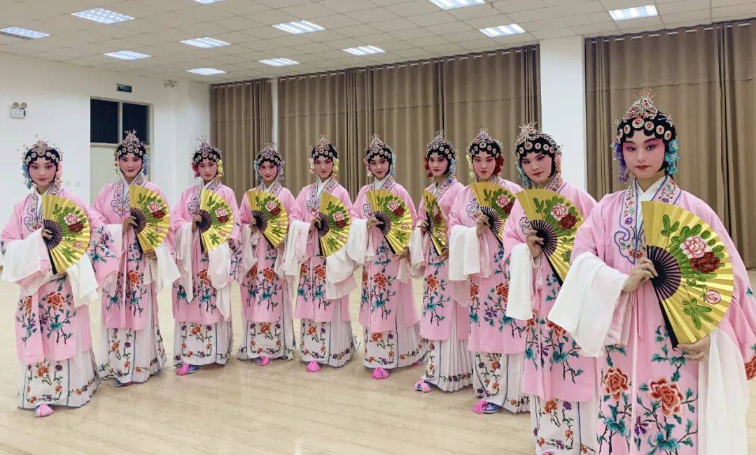青岛黄海学院:舞台上的"大青衣",课堂上的"传承者"_京剧_王艳艳_传统
