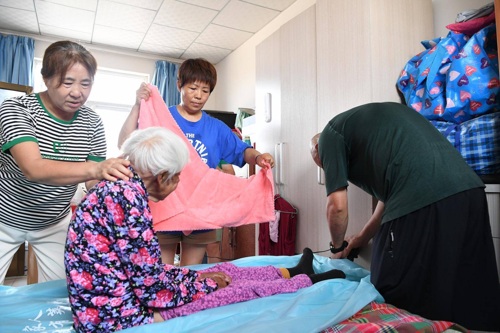 银川一对70后夫妇义务上门帮失能老人洗澡_范智_服务_陈泽英