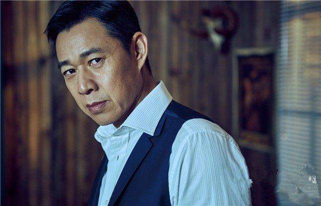 张丰毅正是34岁血气方刚的年纪,在拍摄电影《龙警官》的时候,张丰毅