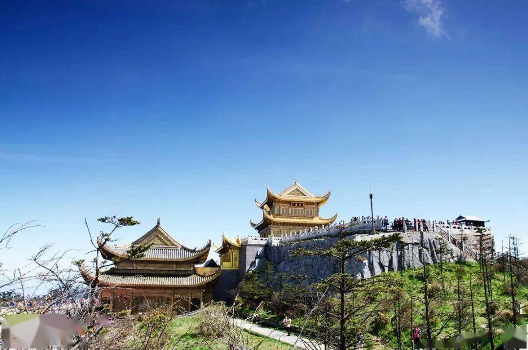 峨眉山金顶与峨眉山最高峰万佛顶相邻,海拔3077.