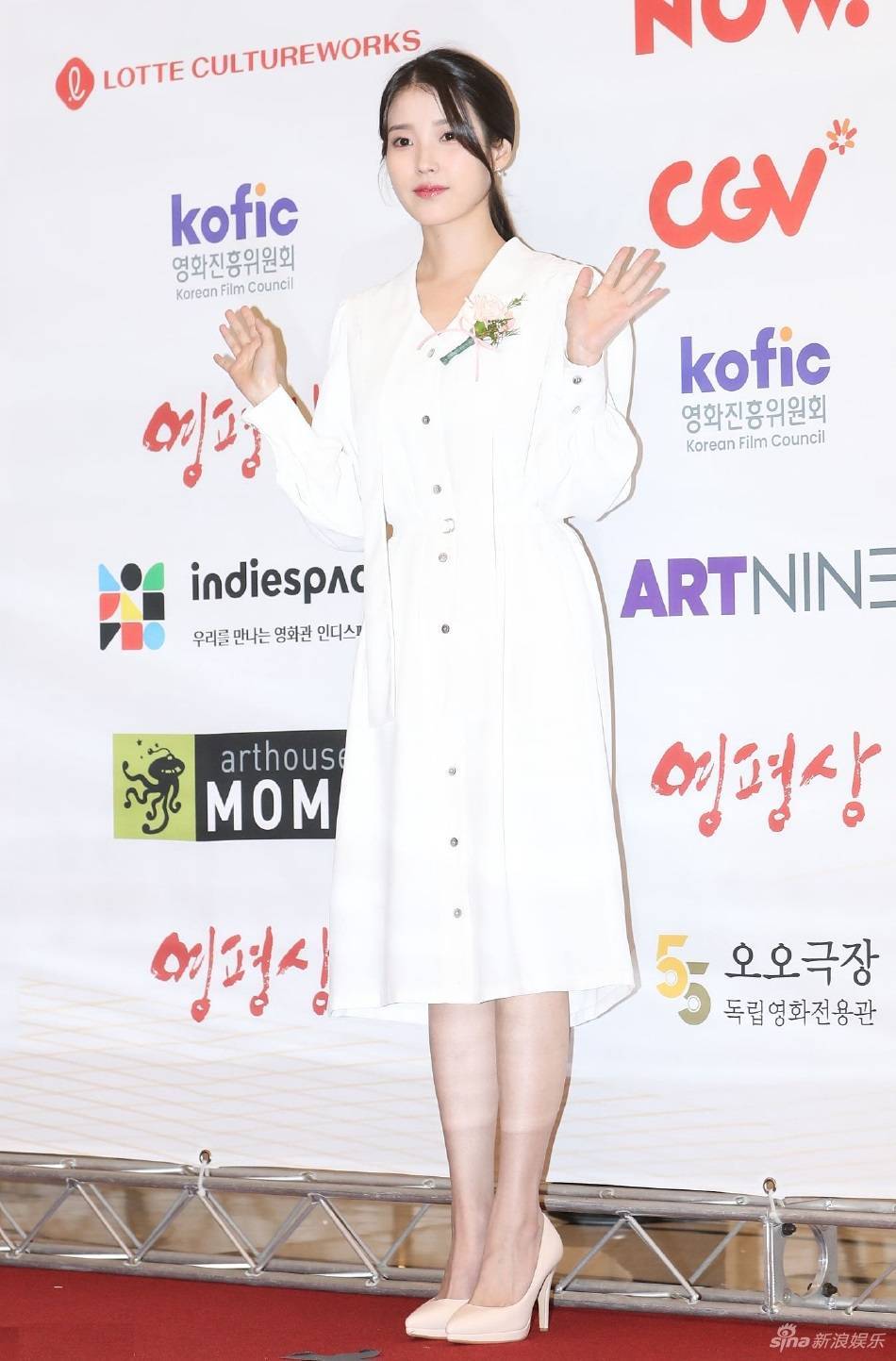 韩国女星李知恩身穿白裙超靓！肤白貌美大长腿太惊艳了