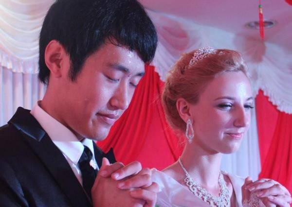 使得在俄务工的中国人,不愿娶俄罗斯姑娘做媳妇,而俄罗斯女孩也不愿意