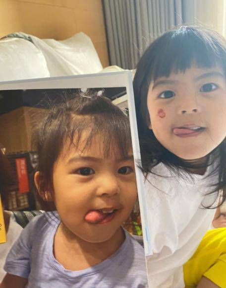 贾静雯晒老公送给女儿的礼物,咘咘的很酷炫,波妞的却有点不一样