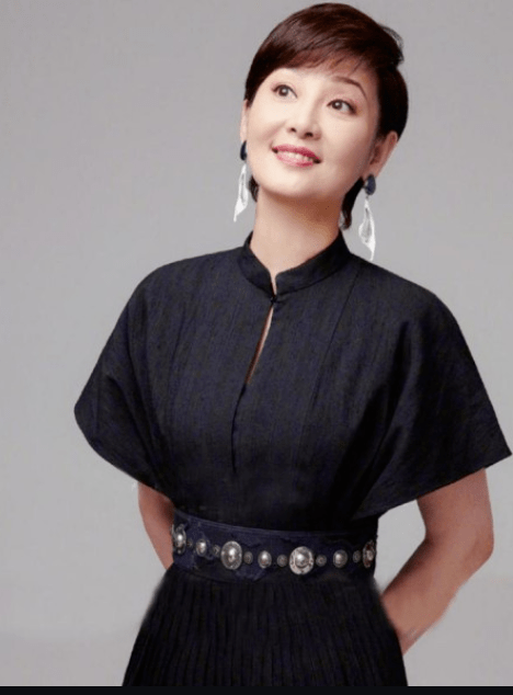 张娣:丈夫冯小刚成名后移情徐帆,女儿在阴影中长大,32岁仍未婚