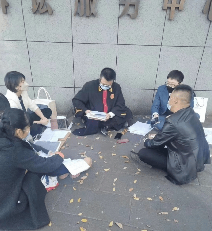 法官街头开庭审案,马锡五审判方式的灵活呈现|新京报快评_司法_法律_当事人