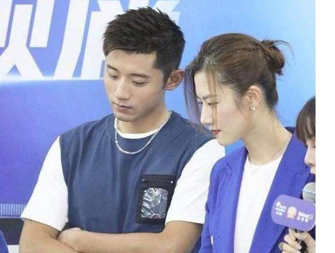 丁宁穿蓝色西装亮相,气势完全hold住全场,比一旁的张继科还帅气_外套