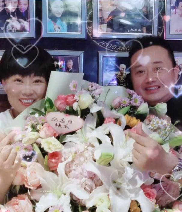 47岁海燕晒照庆银婚,老公"刘一水"送99朵玫瑰,结婚25年仍腻歪_闫光明