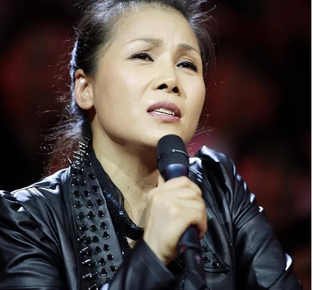 知名歌手现身长沙街头,包裹严实大口啃玉米,被嘲没钱就回国捞金_田震