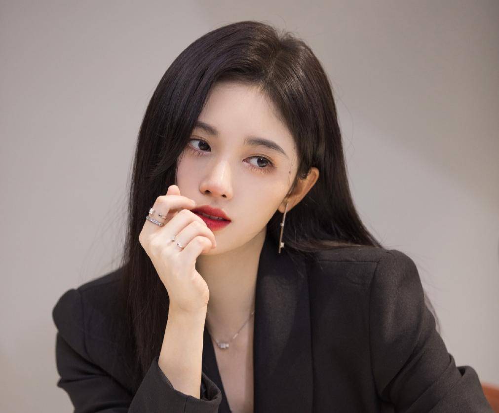 鞠婧祎"二号"上线,比真身小11岁_公司_成功_传媒