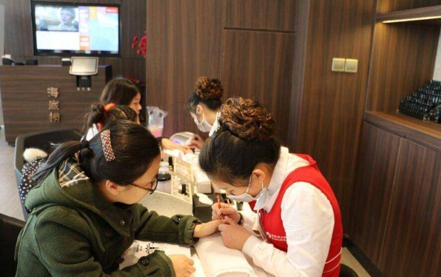 海底捞火锅店的服务花样太多,就差给你免单,服务细致让人很别扭_客人