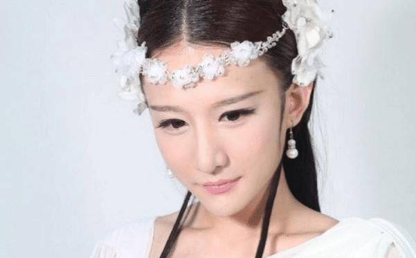 反串演员小灿,在饰演女性的时候也是惟妙惟肖,让人喜欢_明星_网友