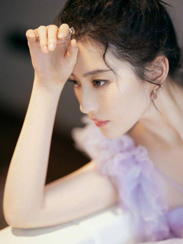 刘亦菲现身杭州站台,这潦草的颜值,对得起"刘天仙"的称号吗?