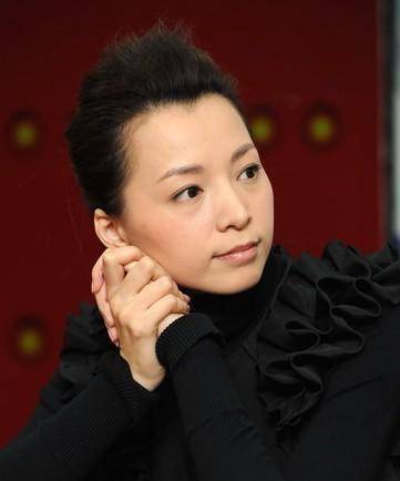 董卿的艰难成名路:曾被虎爸逼到不想活,和5个男人有感情纠葛_父亲