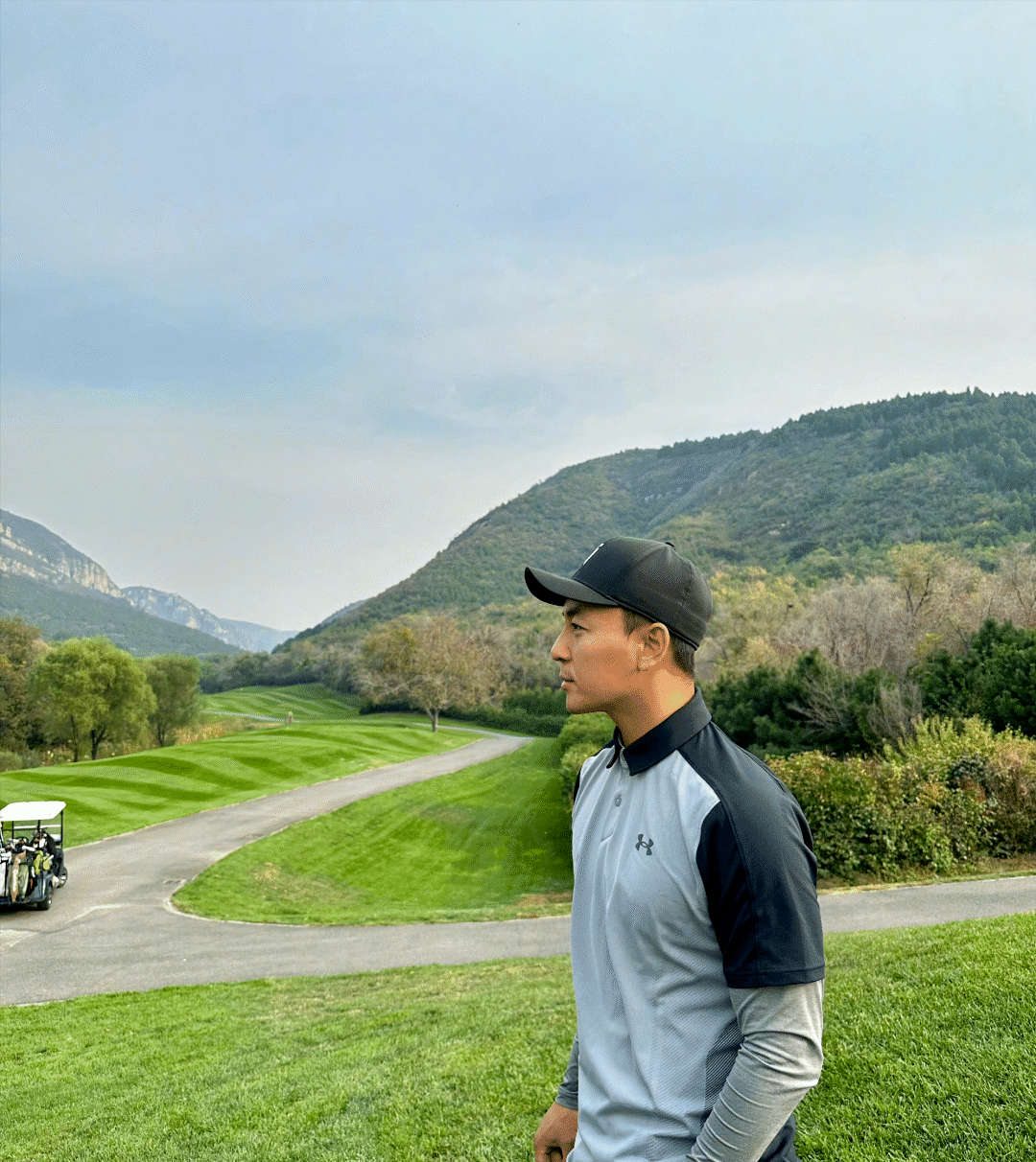 34岁释小龙进山打高尔夫,侧脸硬朗俊俏,雪茄不离手疑似烟瘾不小