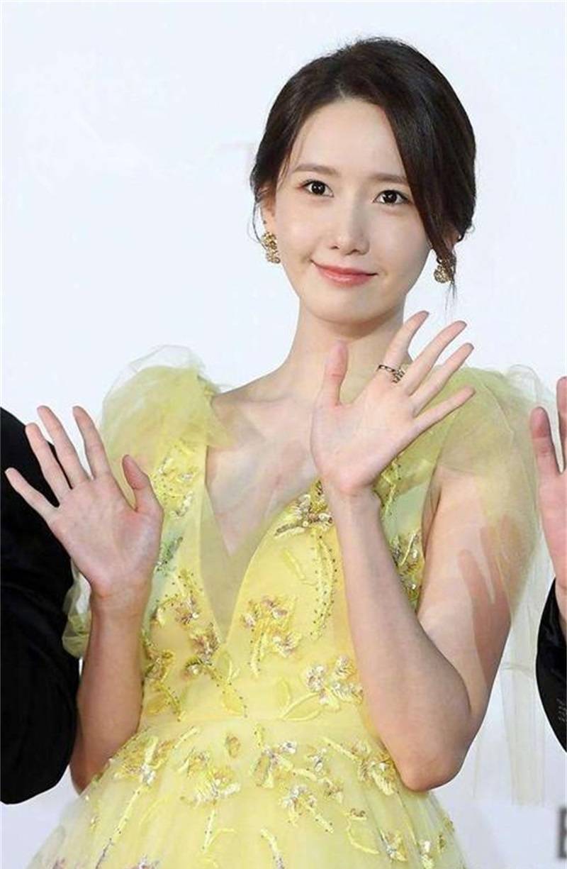 盘点林允儿的10组红毯礼服造型,邻家女孩般的治愈魅力!