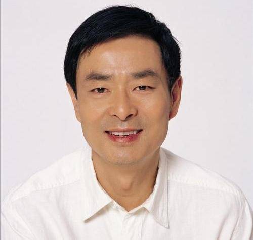 老戏骨濮存昕,年轻时主动下乡插队,如今68岁守在床前伺候老母亲_话剧